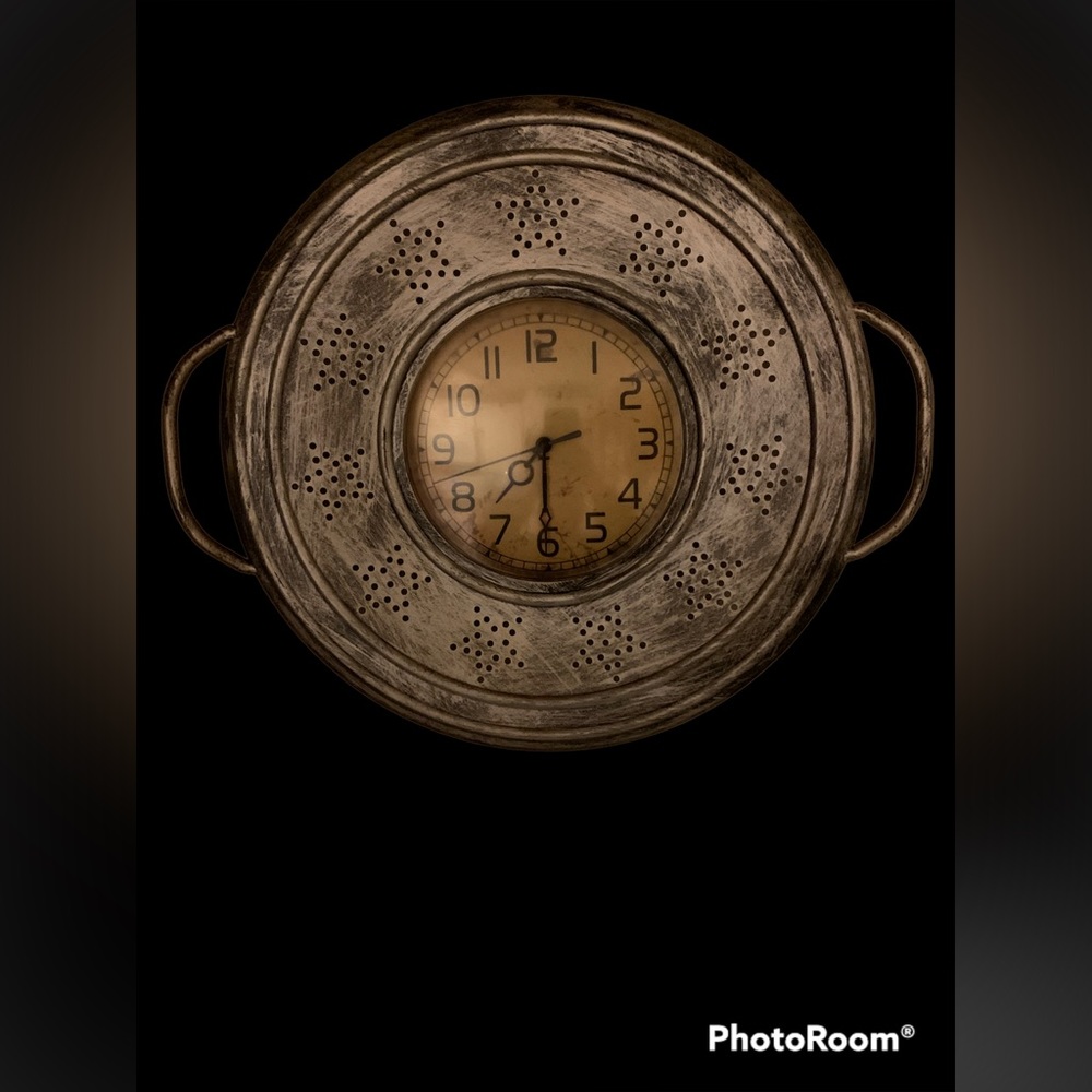 Rustic pizza pan clock